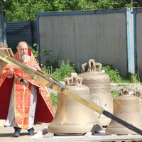 Навеска колоколов на колокольне строящегося храма.